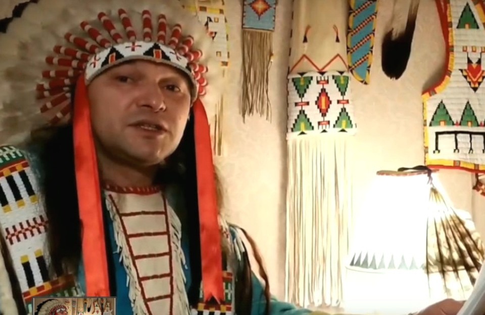 В вигвам-читальне Иван Иванов рассказывает индейские сказки и легенды. Фото: кадр с видео