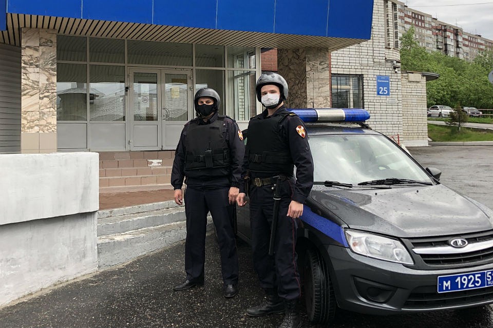 Сотрудники вневедомственной охраны помогли ребенку вернуться домой. Фото: Рогвардия по Мурманской области