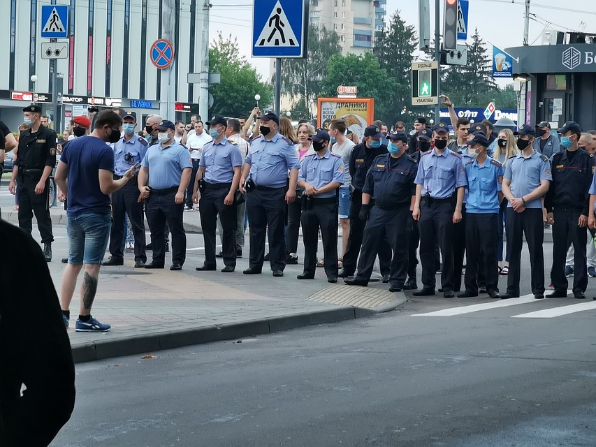 Милиция выстроилась напротив людей, которые вышли на акцию солидарности в Бресте. Фото: @Andrei_To4kA