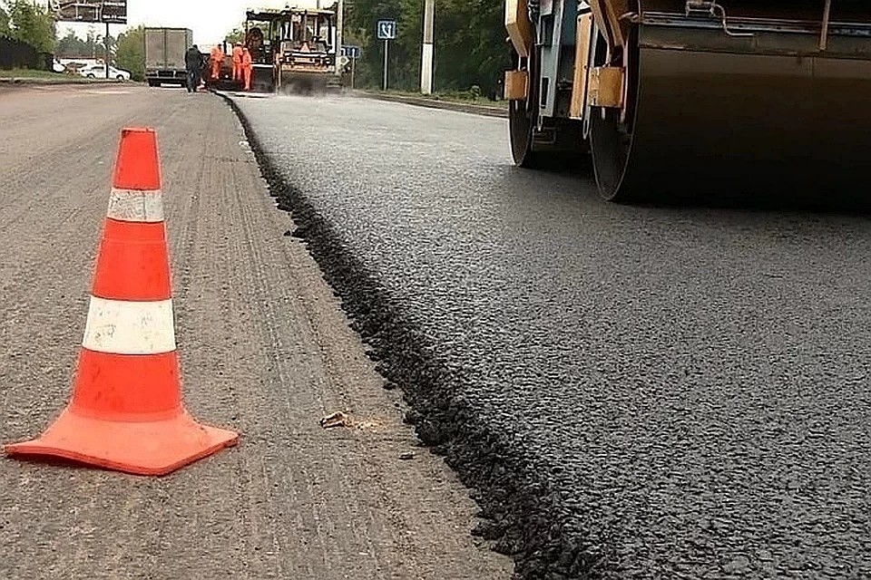 Дорожники меняют дорожное покрытие на мосту. Фото: архив "КП"