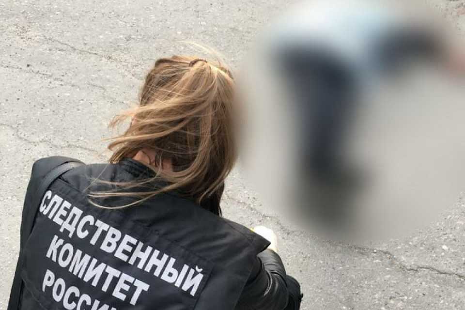 Тело мужчины нашли под окнами дома №4 на улице Гаджиева. Фото: СКР по Мурманской области
