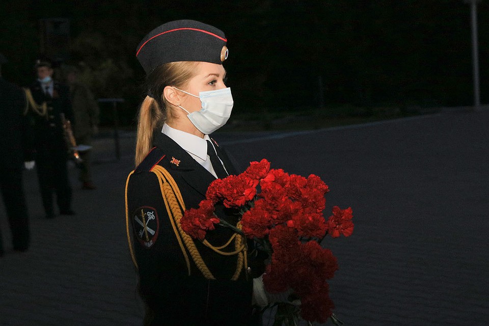 В память о народном подвиге на Алтае зажгли тысячи свечей Фото: Олег УКЛАДОВ