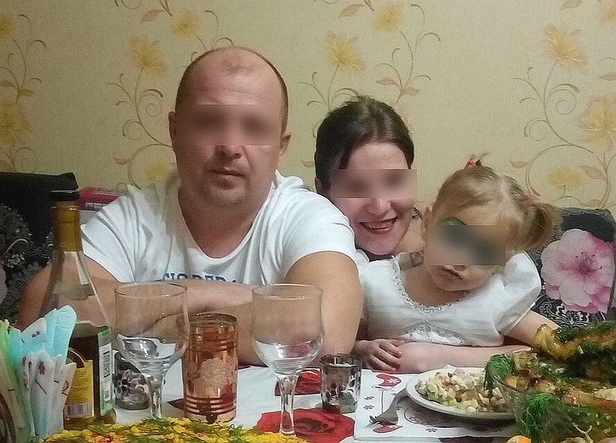 По словам свидетеля, на этой фотографии девочке при помощи красок пытались скрыть синяки под глазами