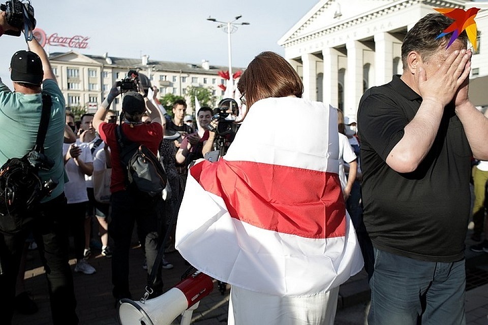 Происходят задержания журналистов, освещающих события в стране.