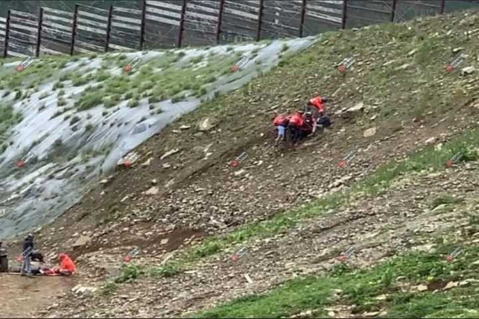 В Сочи скончался один из пассажиров упавшего параплана. Фото ВК "ЧП Сочи"