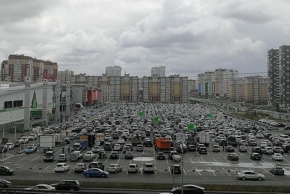 В Тюмени сотни автомобилистов заполонили парковку у открывшегося ТРЦ. Фото - "Типичная Тюмень".