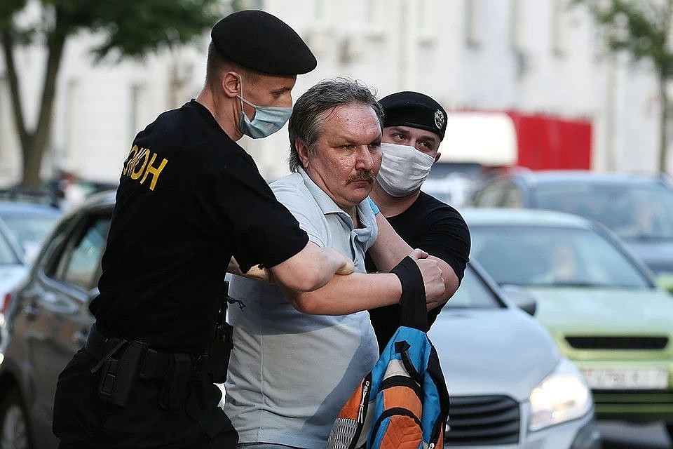 Накануне президентских выборов в Минске на всякий случай пакуют в автозаки всех - даже очередь в магазин. Фото: Наталия Федосенко/ТАСС