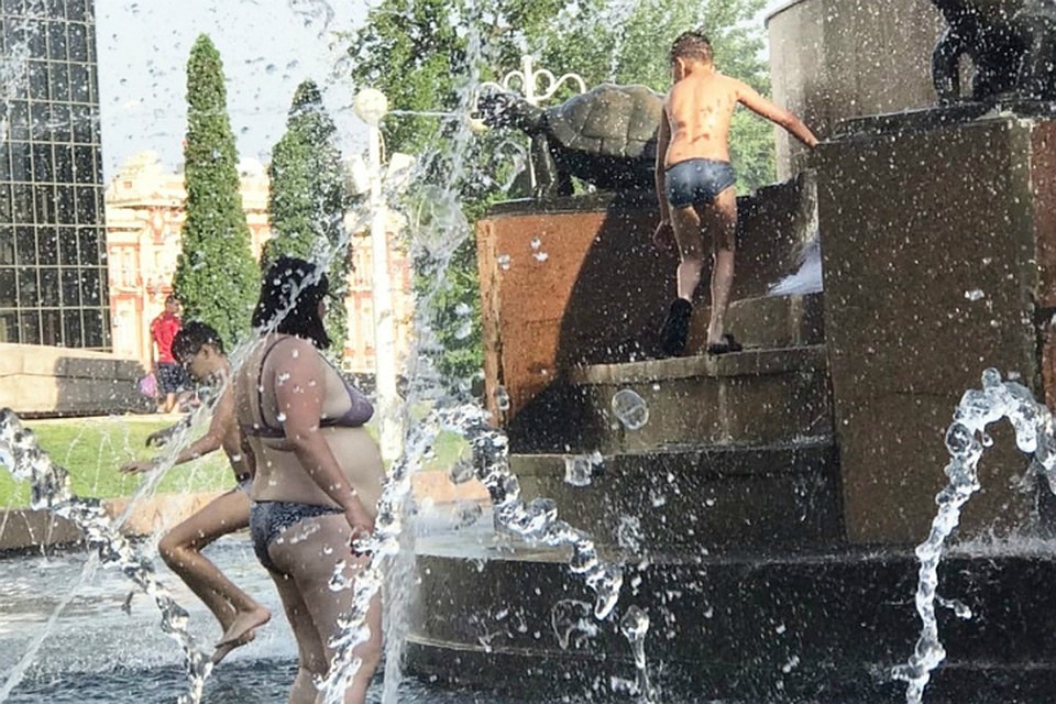 В Ростове местные жители устроили купание в центральном фонтане. Фото: соцсети