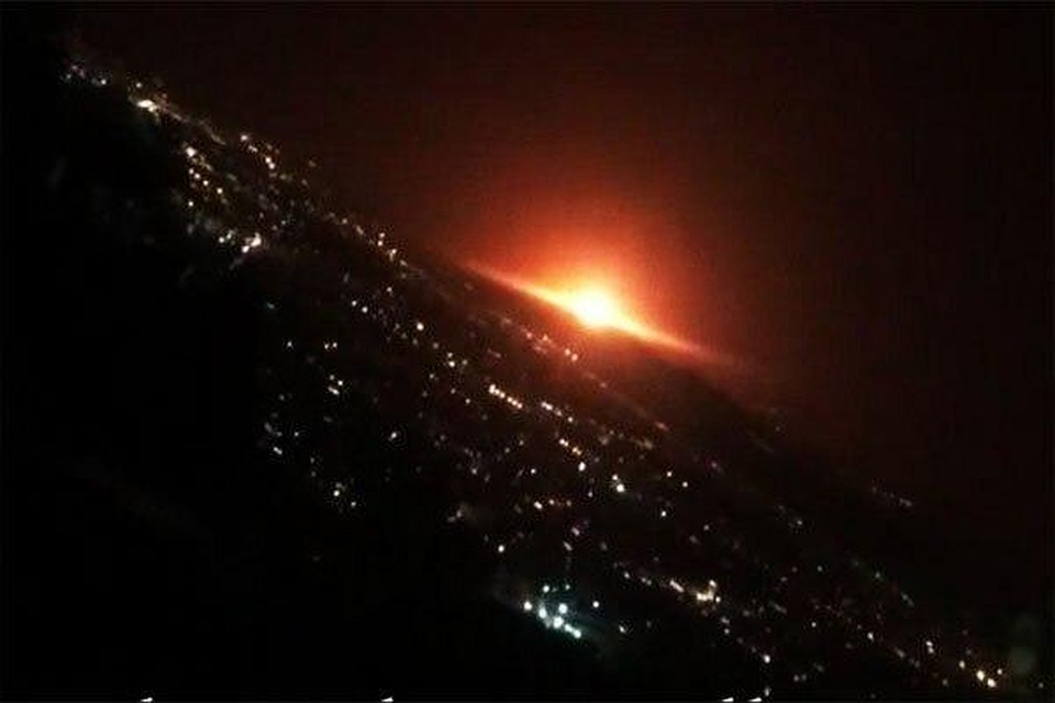 Небо над Тегераном озарила яркая оранжевая вспышка. Фото: скрин видео