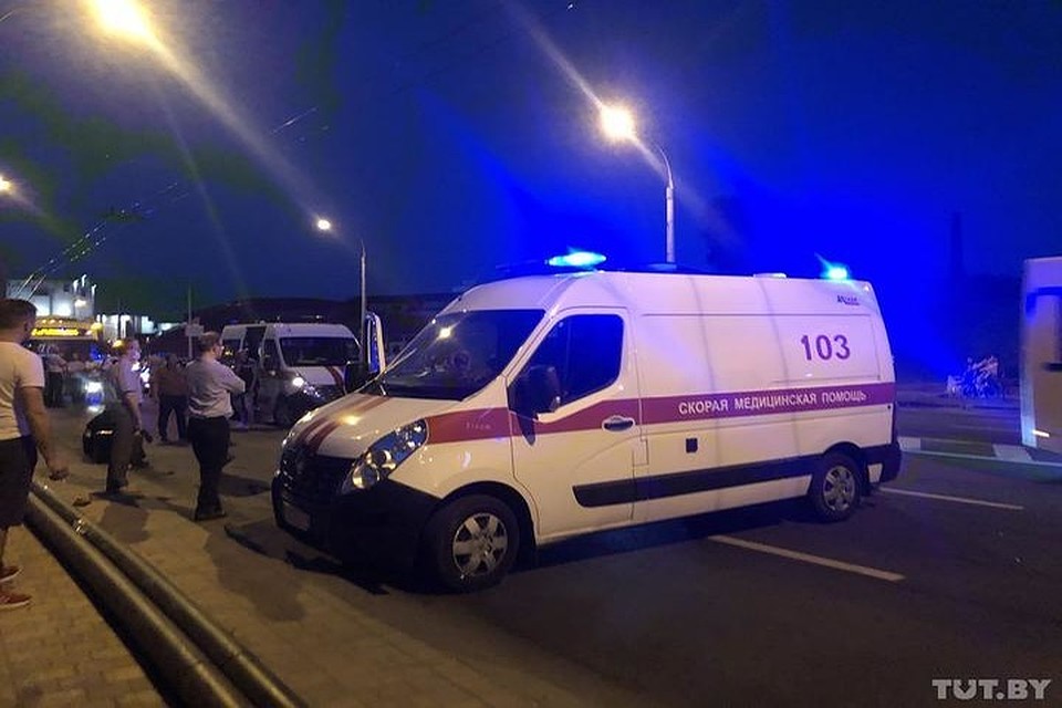 На проспекте Дзержинского спасатели достали троих мужчин из кабельного колодца. Фото: tut.by