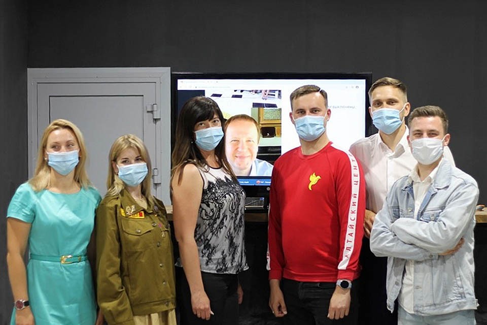 Из-за эпидемиологической обстановки встречу пришлось провести в онлайн-режиме - в инстаграм-аккаунте управления молодежной политики и реализации программ общественного развития Алтайского края, но от того она не стала менее интересной. Фото: Пресс-служба администрации Алтайского края
