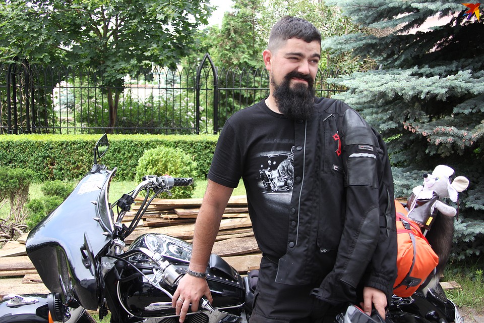 Католические священники едут в паломничество по Беларуси на мотоциклах.