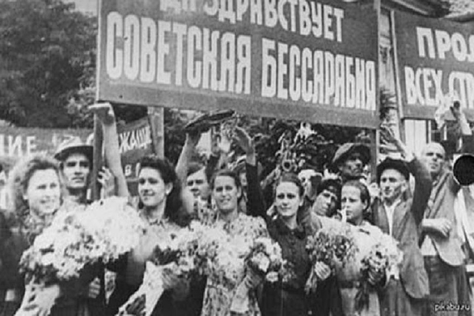Советских солдат встречали как освободителей!