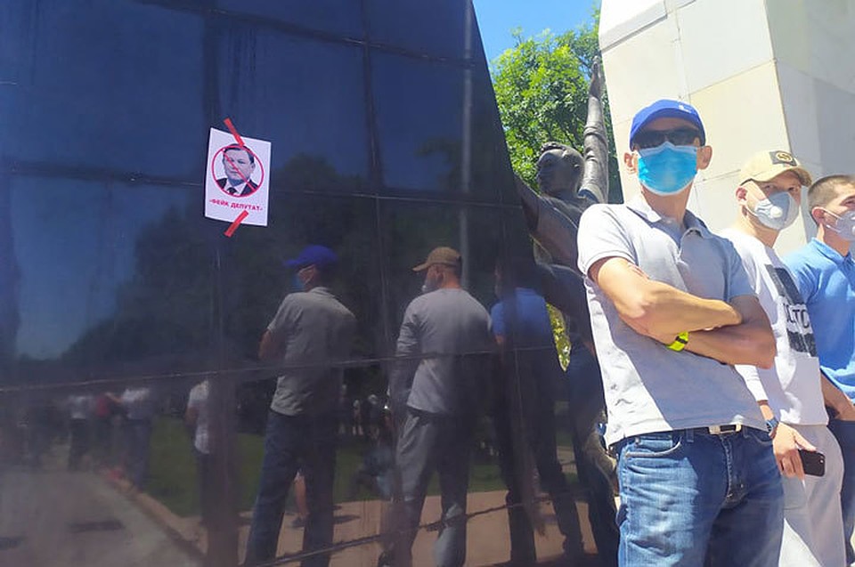 Участники #REакции просят привлечь к ответственности и спикера парламента Дастана Джумабекова. Они считают голосование по законопроекту недействительным из-за отсутствия кворума. Депутаты голосовали за коллег, отсутствовавших в зале заседаний.