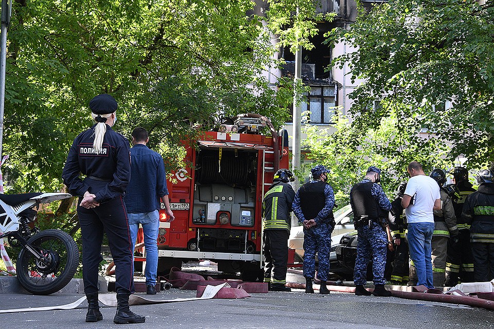 Полицейские и пожарные у дома на северо-востоке столицы, в котором случился серьезный пожар.