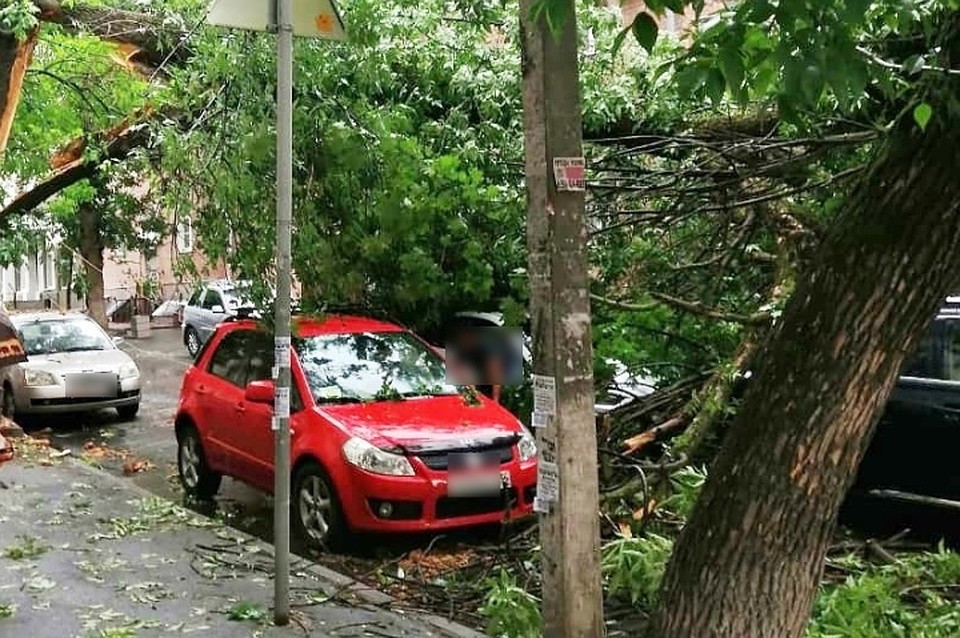 Фото пострадавших иномарок появилось в Сети. Фото: группа Вконтакте "Ростов-Главный".