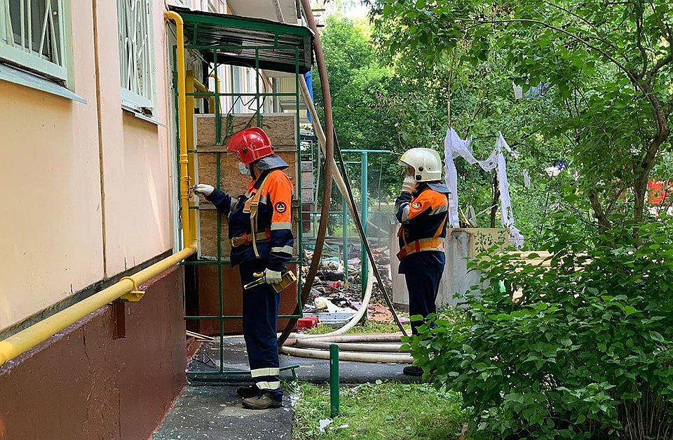 Сотрудники Мосгаза у дома на улице Проходчиков в Москве, где сегодня случился крупный пожар. Фото: Мосгаз