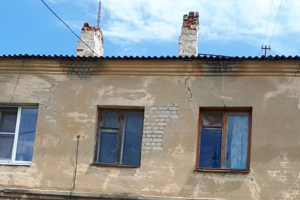 Часть отвалившегося дымохода могла упасть на кого-нибудь их жителей