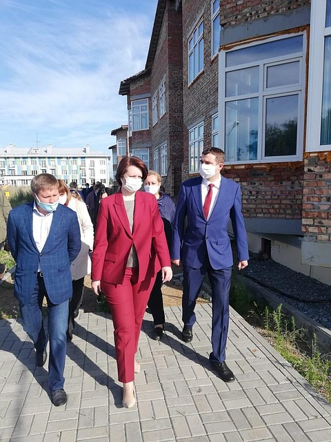 Мэр Оксана Фадина проверила, как идет строительство детсада в Рябиновке.