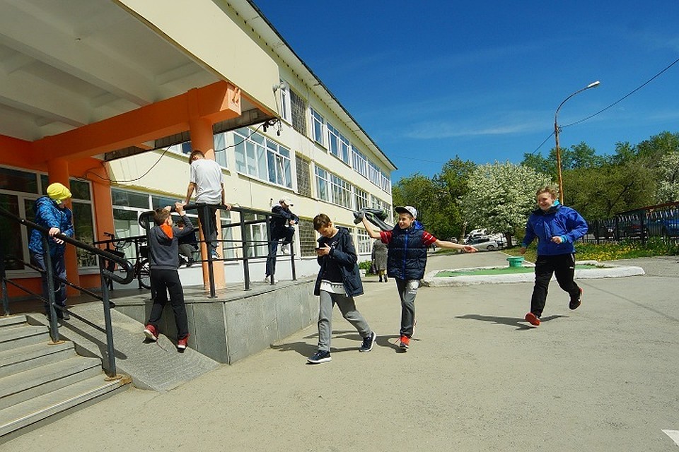 Женщина фиктивно трудоустроила к себе в учреждение несколько специалистов и за них получала зарплату