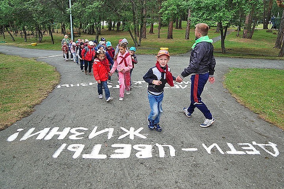 Чтобы отправить своего ребенка в оздоровительное учреждение, родителям необходимо в день бронирования в 9 утра зайти на социальный портал suprema63.ru и подать заявку.