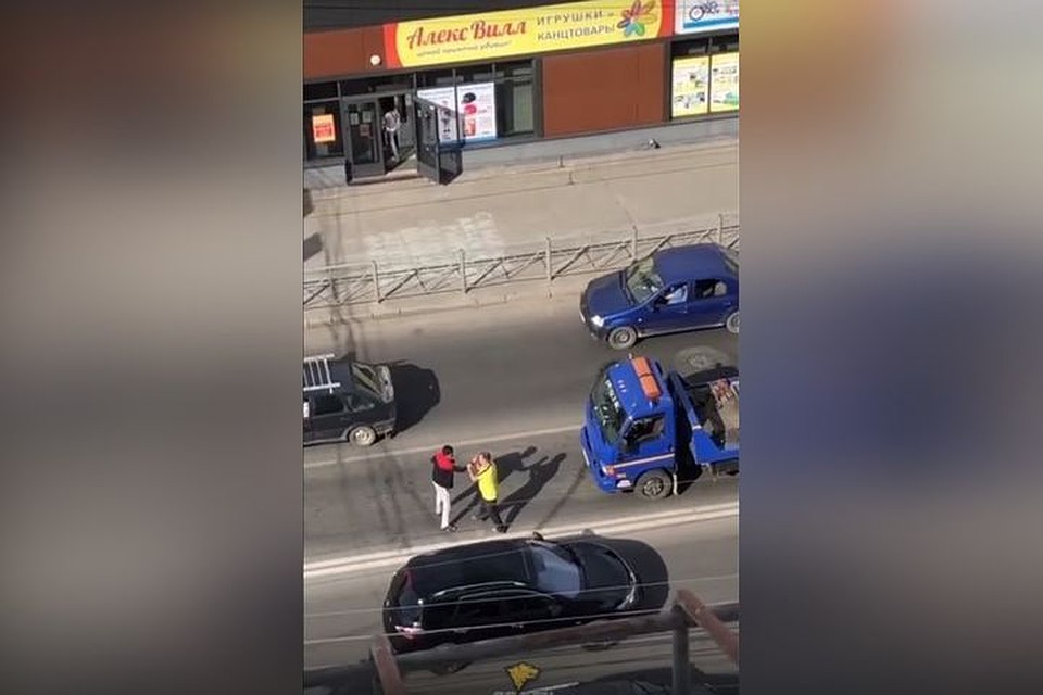 в Октябрьском районе водители устроили драку прямо посреди проезжей части.