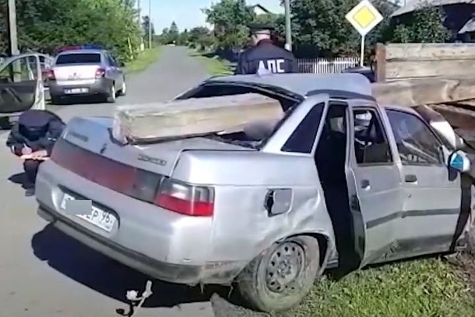 Брус пробил машину насквозь. Фото: ТВ ГУ МВД, программа «Патрульный участок»