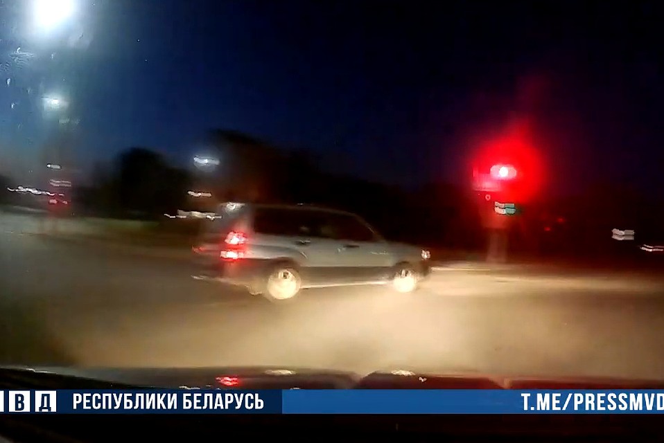 В Бобруйске бесправник протаранил милицейское авто. Фото: скриншот видео МВД