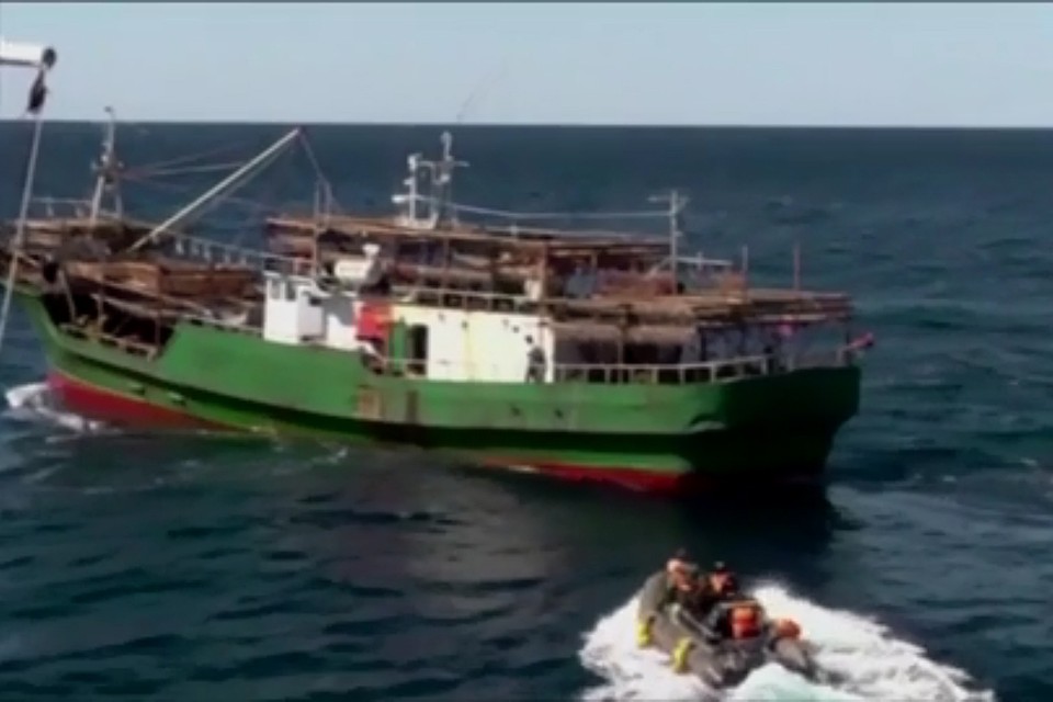В сентябре 2019 года российские пограничники в ходе рейда в Японском море задержали рыболовное судно КНДР, экипаж которого вылавливал кальмара. Фото: оперативная съемка ФСБ России