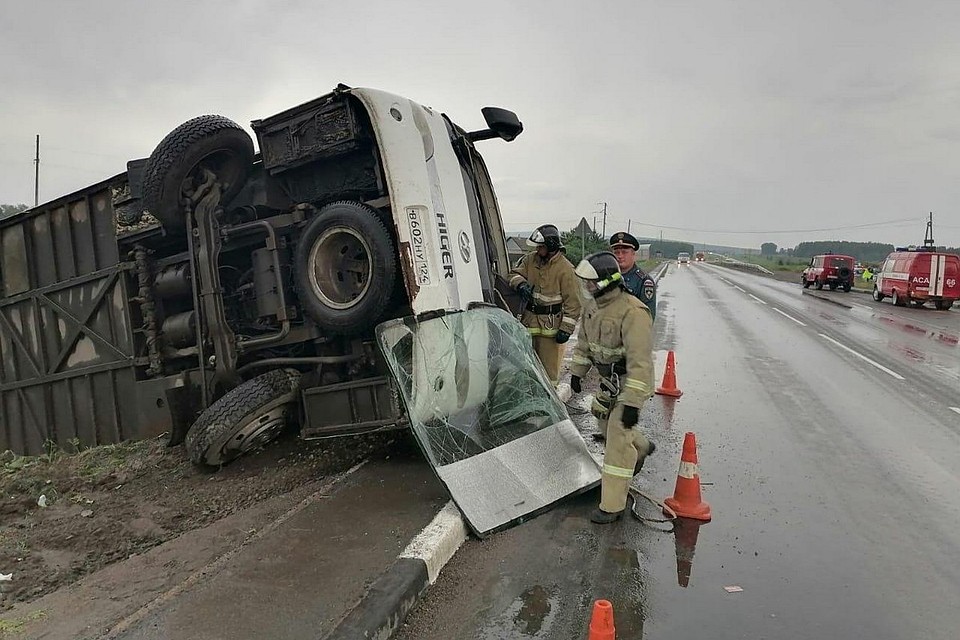 В Красноярском крае перевернулся пассажирский автобус. Фото: ГУ МЧС России по Красноярскому краю