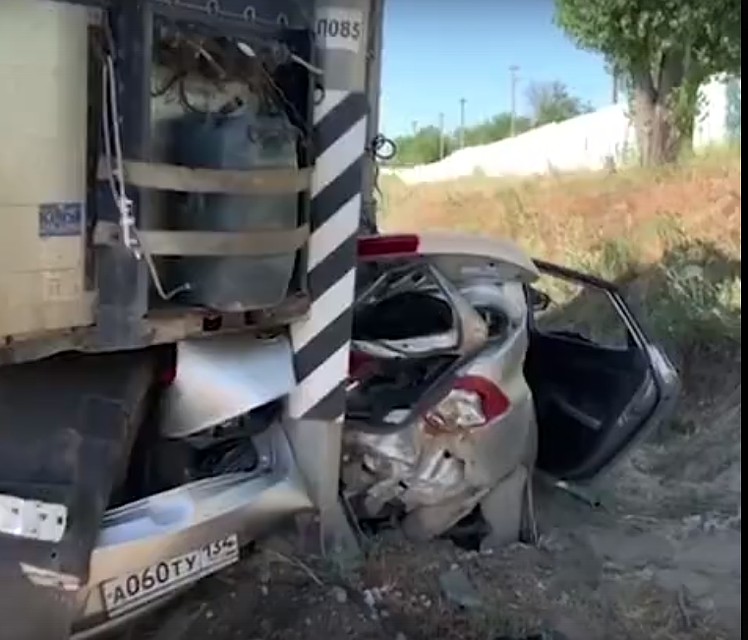 В легковушке пострадали водитель и пассажир.