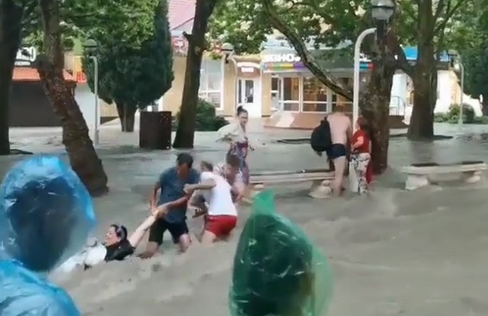 В Геленджике поток воды сносит людей