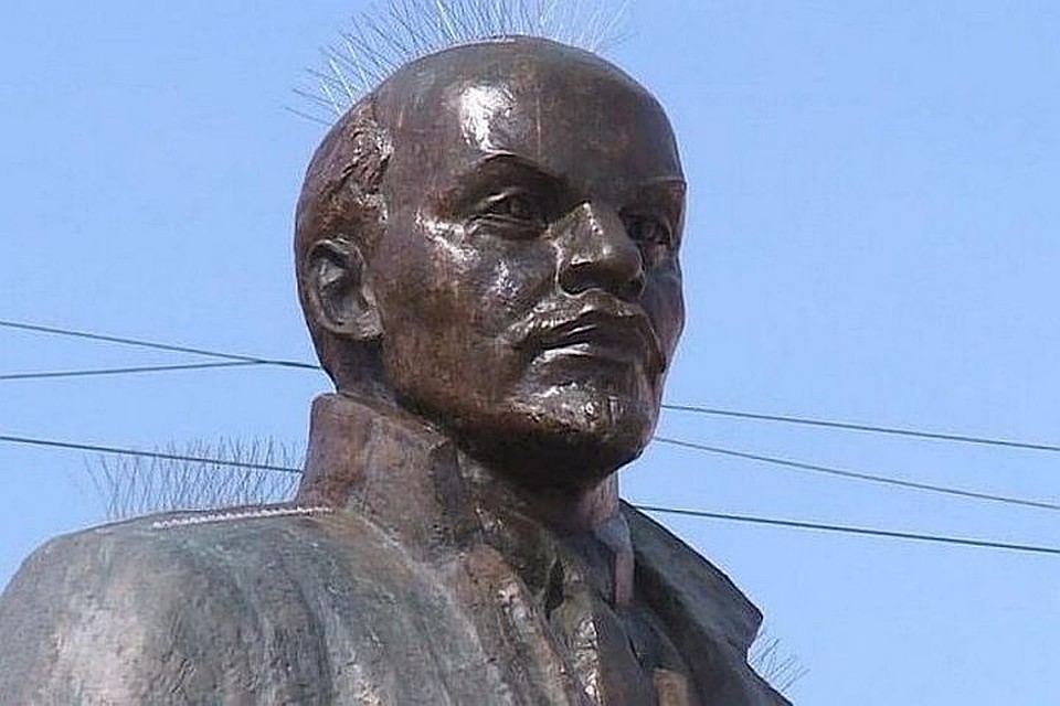Иглы с вождя сняли после того, как информация дошла до мэра. Фото: @magadanmedia