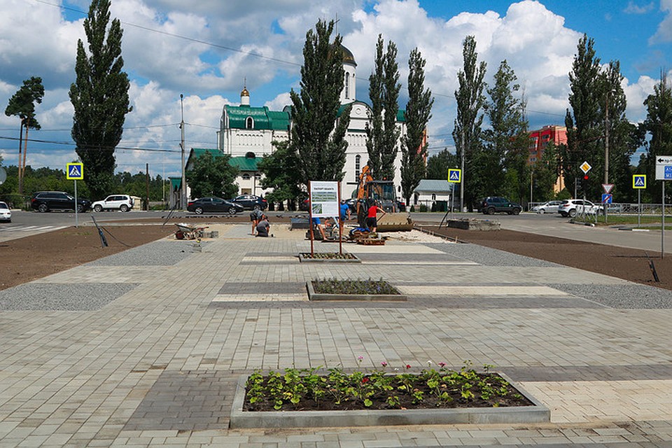 Почти треть этой общественной территории уже готова, на клумбах даже появились цветы и газонная трава.