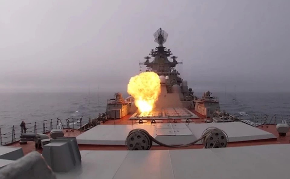 Крейсеры Северного флота разбомбили «врага» в Баренцевом море