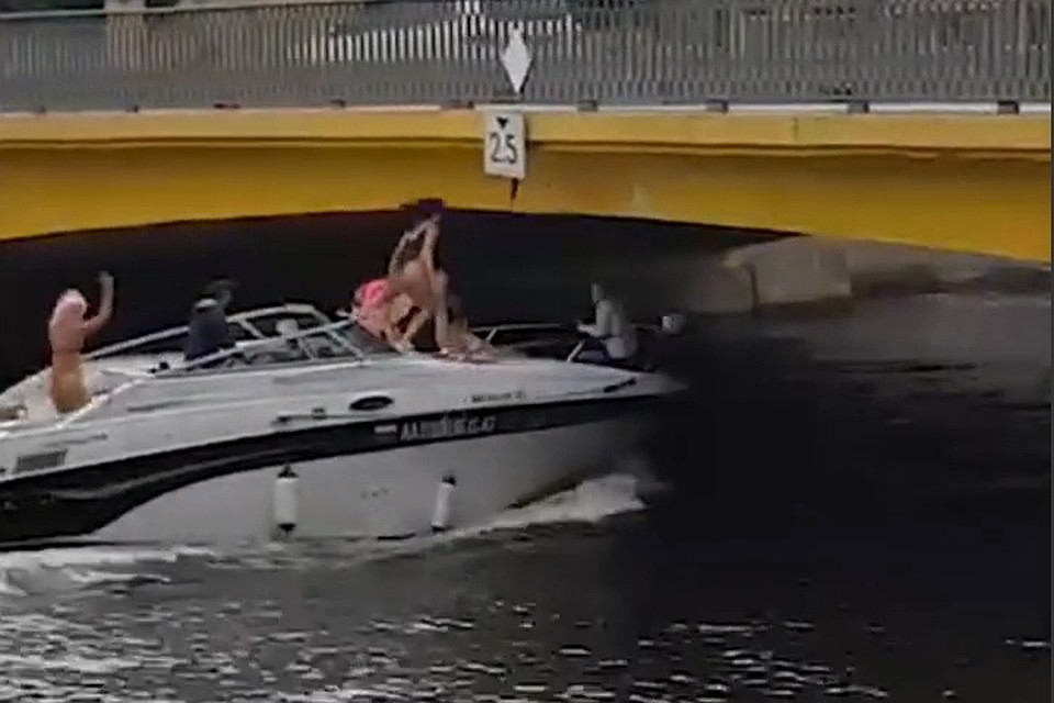 Роскошная модель ударилась головой об Храповицкий мост во время вечеринки на катере. Фото: СОЦСЕТИ