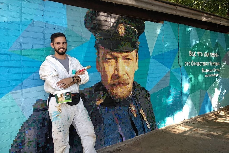 На стене одного из зданий Антон изобразил актера и режиссера Владислава Ветрова. Фото: instagram.com/antontimchenko.art/