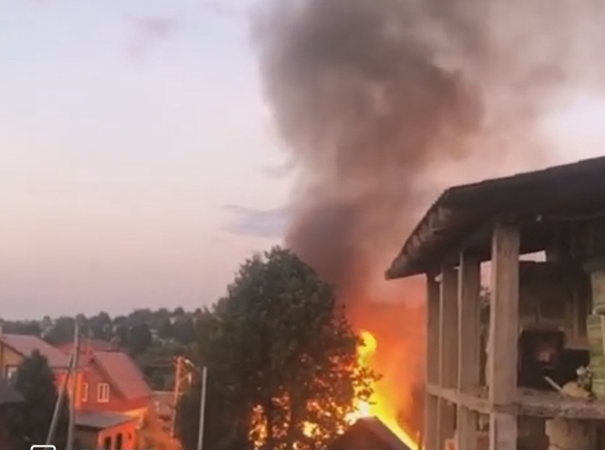 Пожар полностью уничтожил два дома, бани и надворные постройки. Фото: chp_dtp_perm