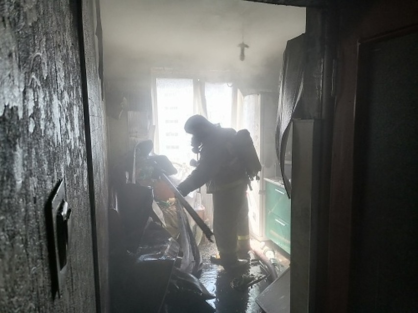Орловские пожарные эвакуировали 10 жильцов пятиэтажки во Мценске из-за возгорания. Фото: пресс-служба ГУ МЧС России по Орловской области