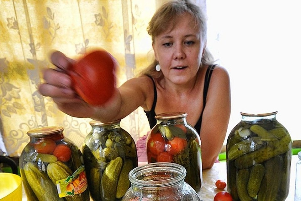 Нужно серьезно подойти к выбору продуктов и стерилизации.