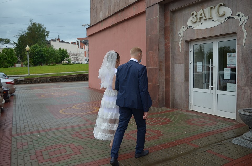 В ЗАГСы снова пускают гостей