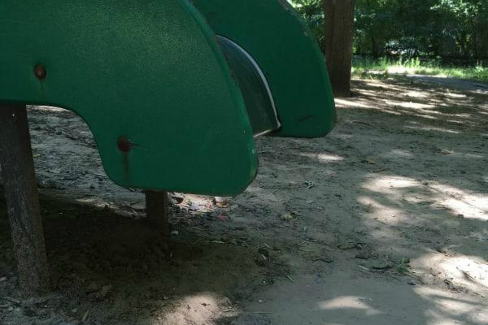 Опасная детская площадка обеспокоила родителей. Фото: "Благоустройство города"