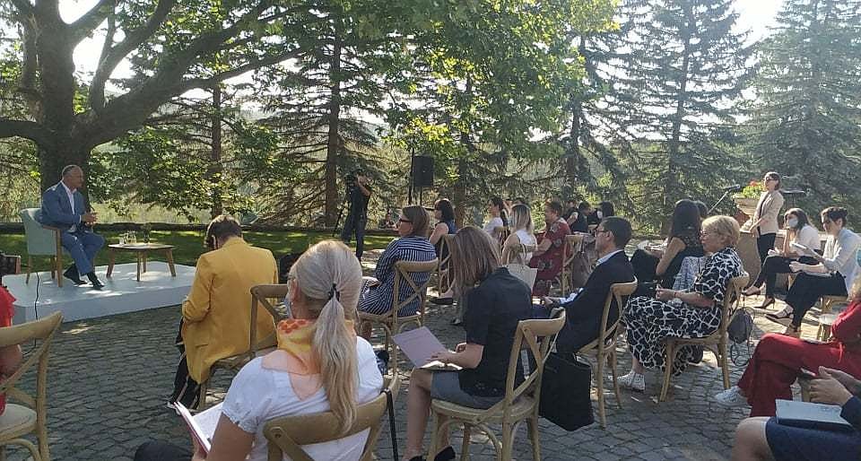 Пресс-конференция на свежем воздухе в Кондрице.