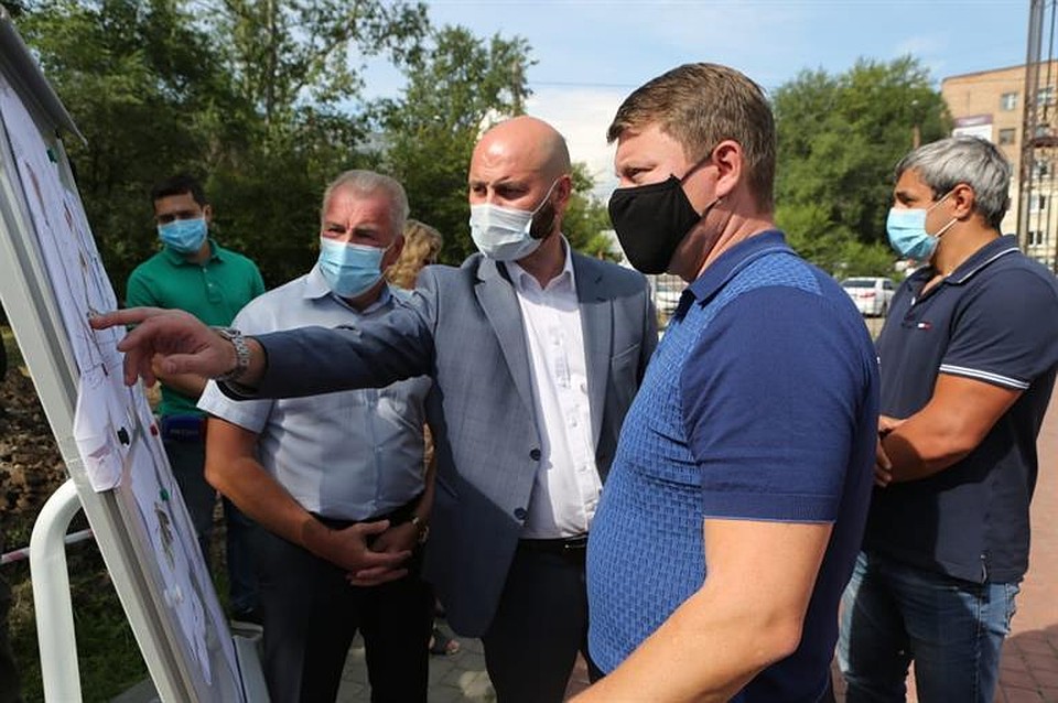 Сергей Еремин поручил ужесточить контроль соблюдения сроков ремонтных работ на дорогах и в скверах Красноярска.
