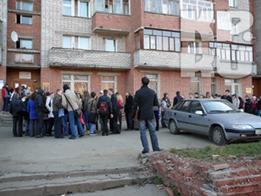 Школьники и студены с самого утра выстроились в огромную очередь за проездными.