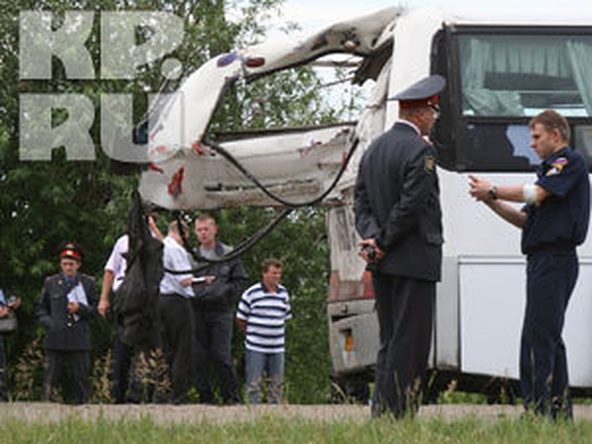 Грузовик выехал на встречку и врезался в последний автобус колонны