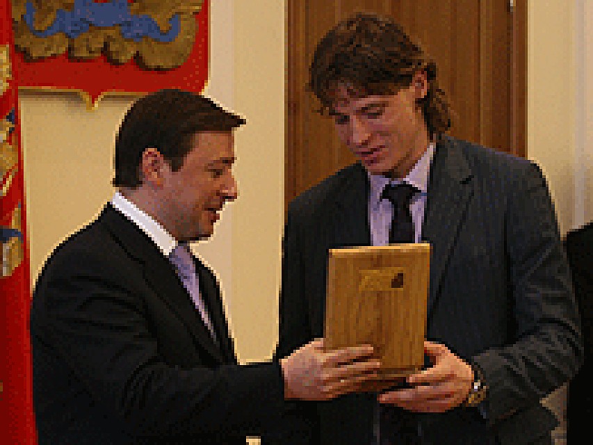 Местные власти одарили чемпиона скромными подарками