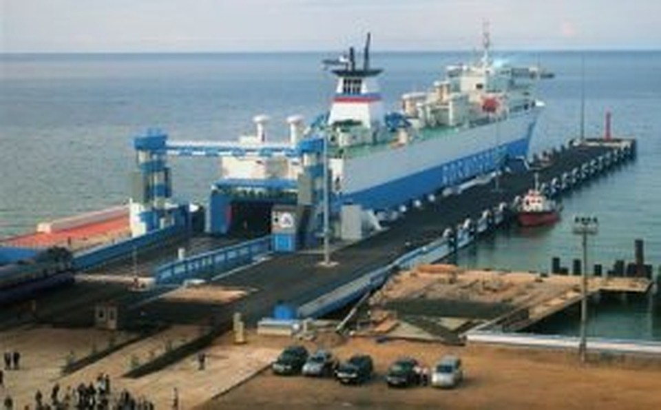 Паром способен перевозить около 150 автомобилей.