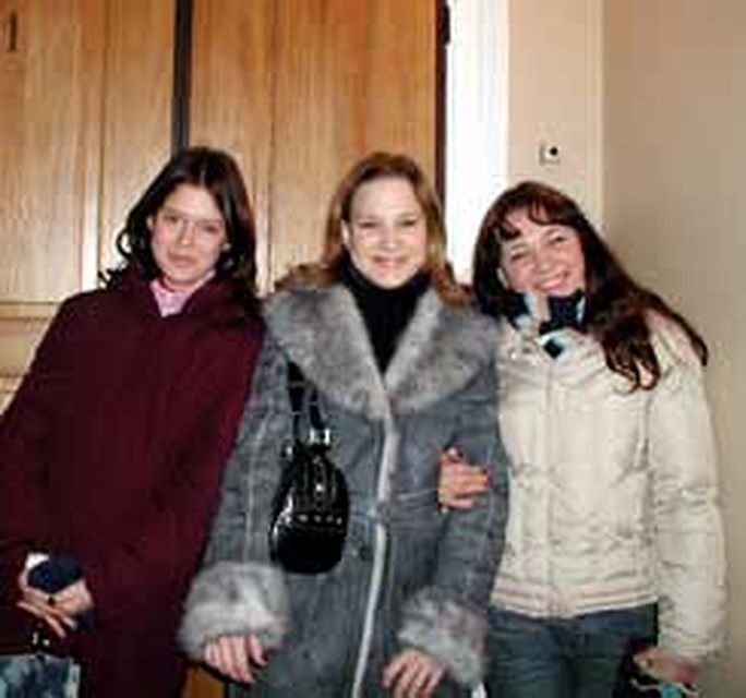 Девчонки, назвавшиеся правнучками Брежнева, только что выскочили из квартиры 91, где жил Леонид Ильич.