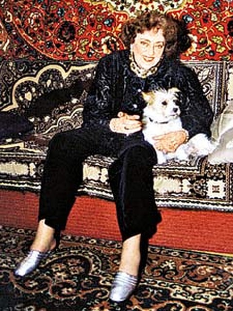 Если Алла Баянова любит, так от всей души. И не только людей, но и собачек.